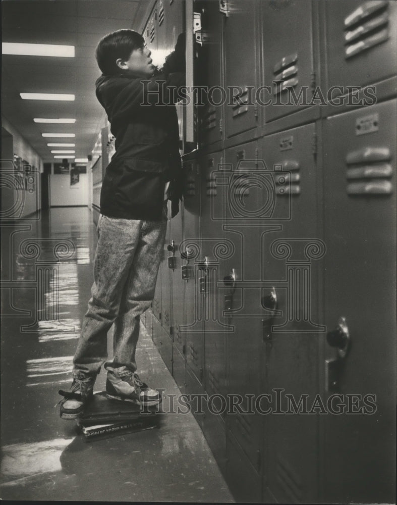 1988 Press Photo Matthew Calhoun Pictured at Mountain Brook Junior High School - Historic Images