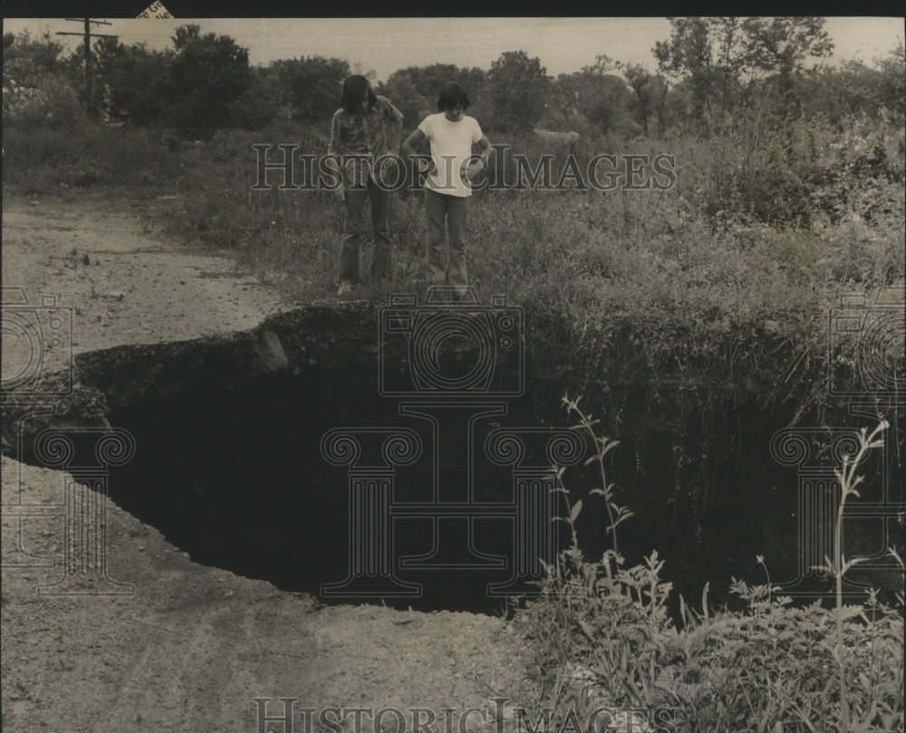 1975 Press Photo Sinkhole in Birmingham, Alabama - Historic Images
