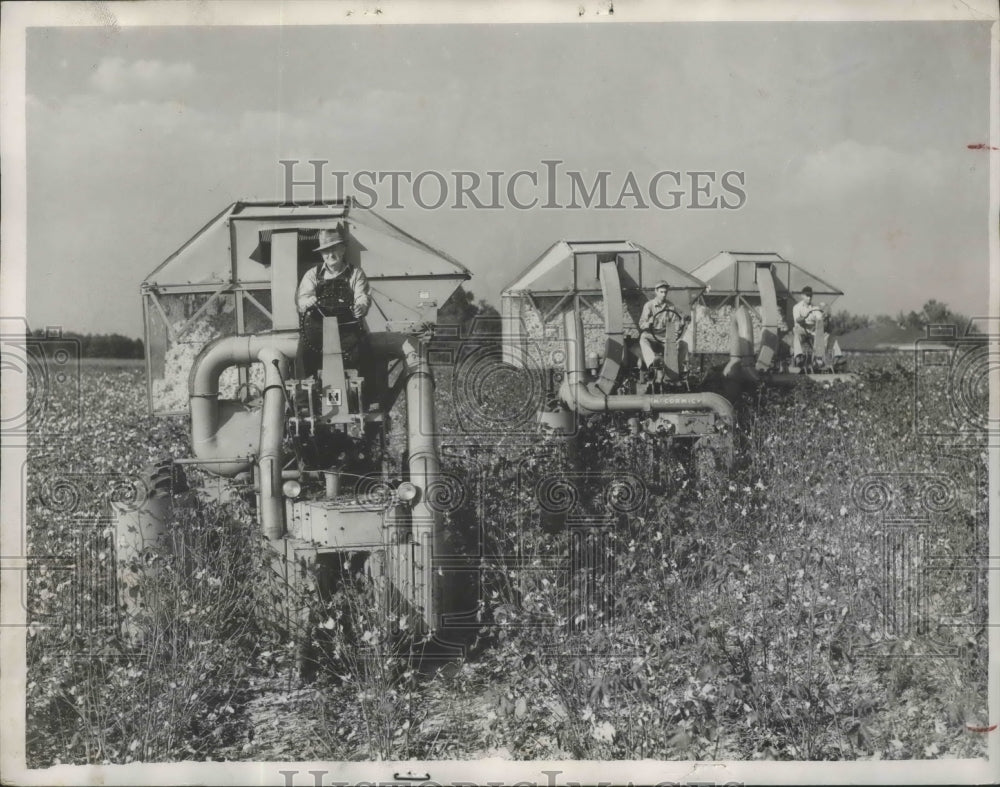 1953 Press Photo Cotton picking machines on farm near Harperville, Alabama - Historic Images