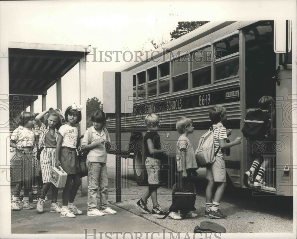 1987 Press Photo Kids getting on bus, Valley Elementary School, Perlman, Alabama - Historic Images