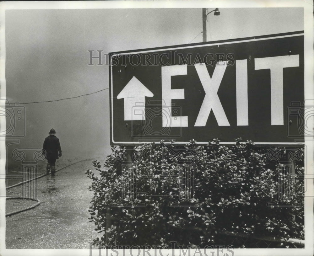 1972 Press Photo Fires In Birmingham- Firemen heads back into the smoke - Historic Images