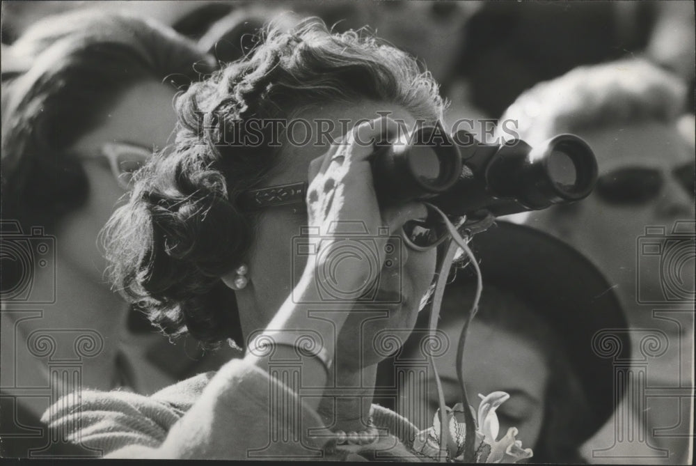 1964 Press Photo Woman in a crowd with binoculars. Billy Graham Crusade - Historic Images