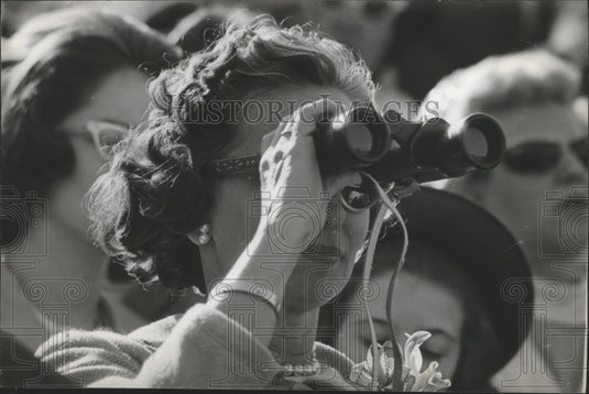 1964 Press Photo Woman in a crowd with binoculars. Billy Graham Crusade - Historic Images