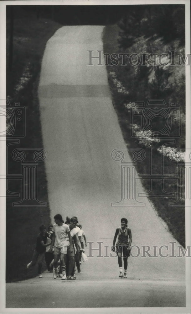 1988 Press Photo Alabama-Birmingham-The Apaches head back to camp Glenwood - Historic Images