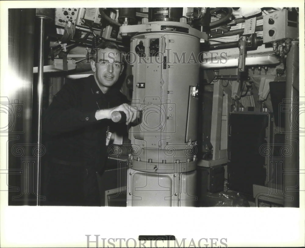 1978 Press Photo US Navy-Commander P. L. Callahan at periscope of USS Birmingham - Historic Images