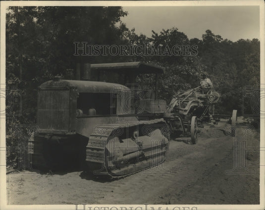 1937 Press Photo Alabama-Farmers on grading machine and tractor. - Historic Images
