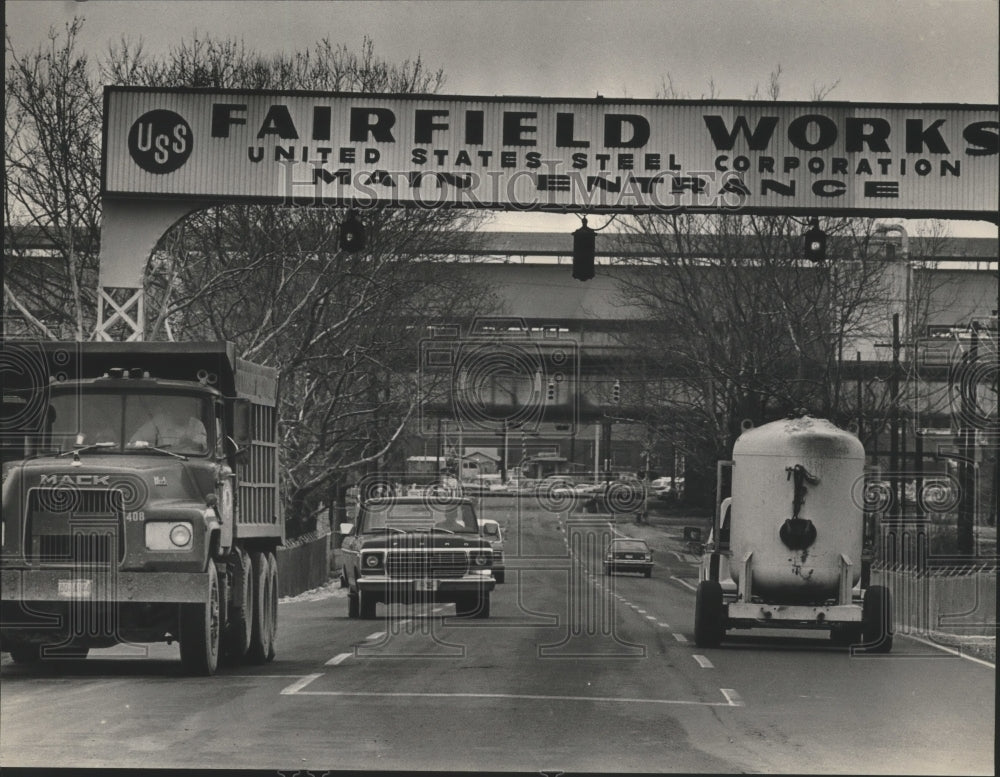 1985 Press Photo Alabama-Fairfield-Traffic picks up at main road at U.S. Steel. - Historic Images