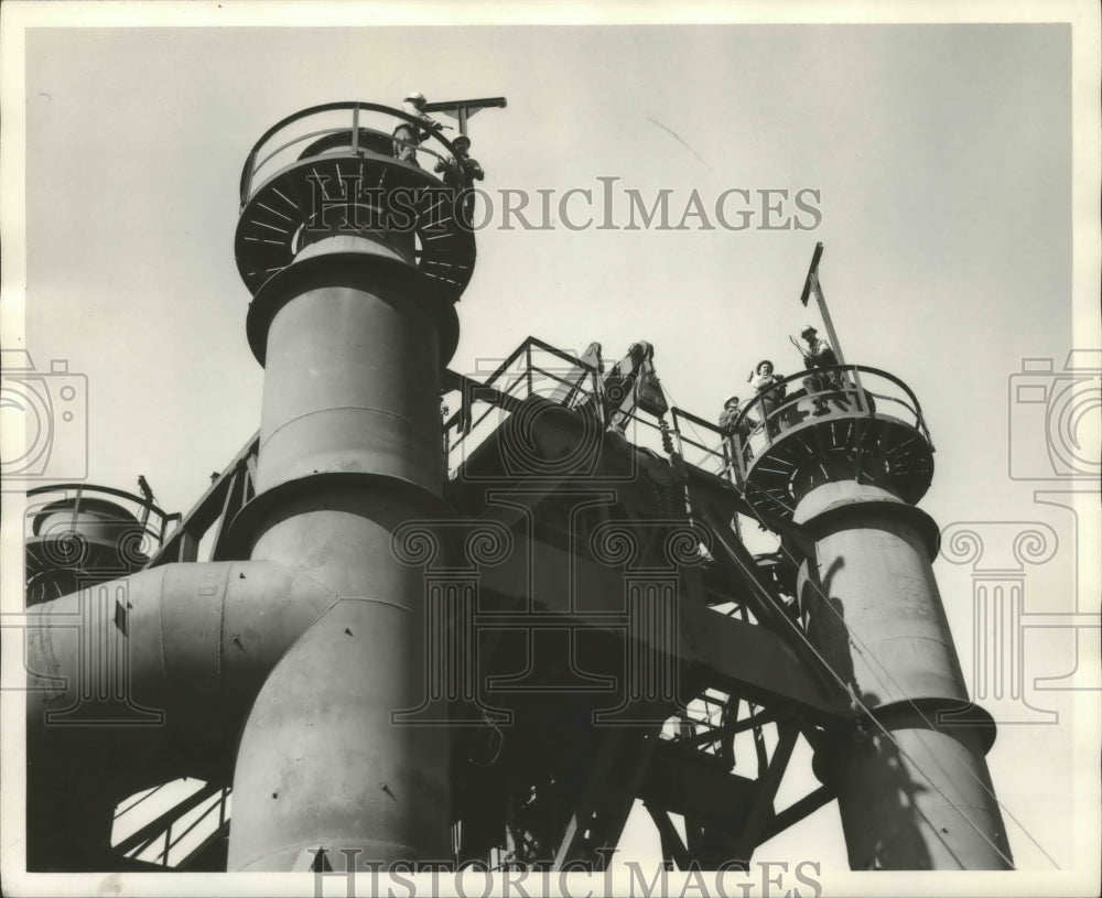 1955 Press Photo Alabama-Fairfield-Men put finishing touches on blast furnace. - Historic Images