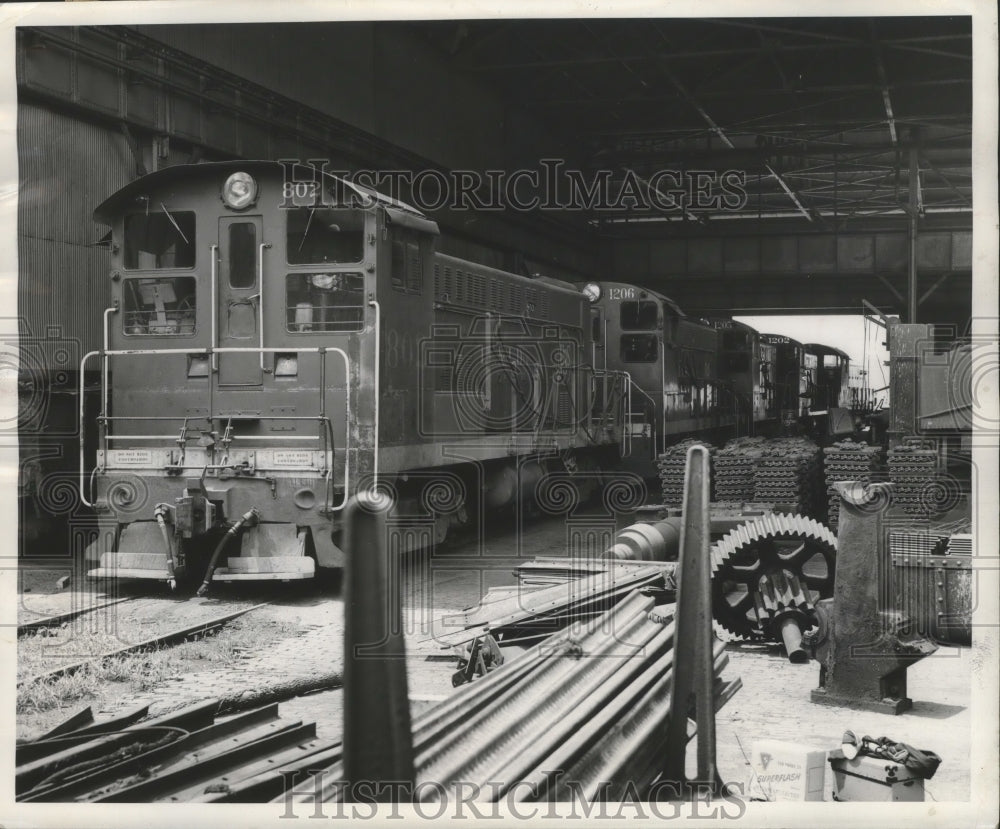 1956 Press Photo Alabama-Fairfield-Locomotives sleeping back-to-back in yard. - Historic Images