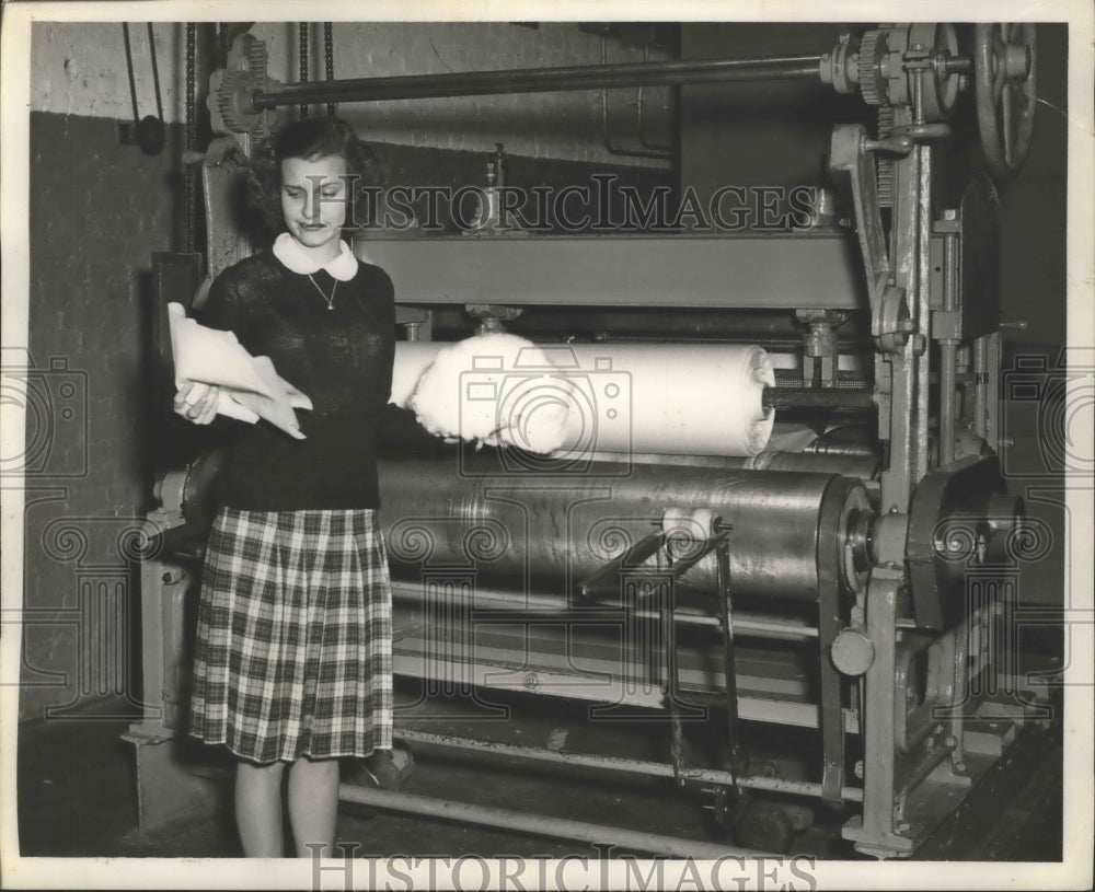 1947 Press Photo Alabama-Miss Edna McGee, employee of Avondale Sylacauga plant. - Historic Images