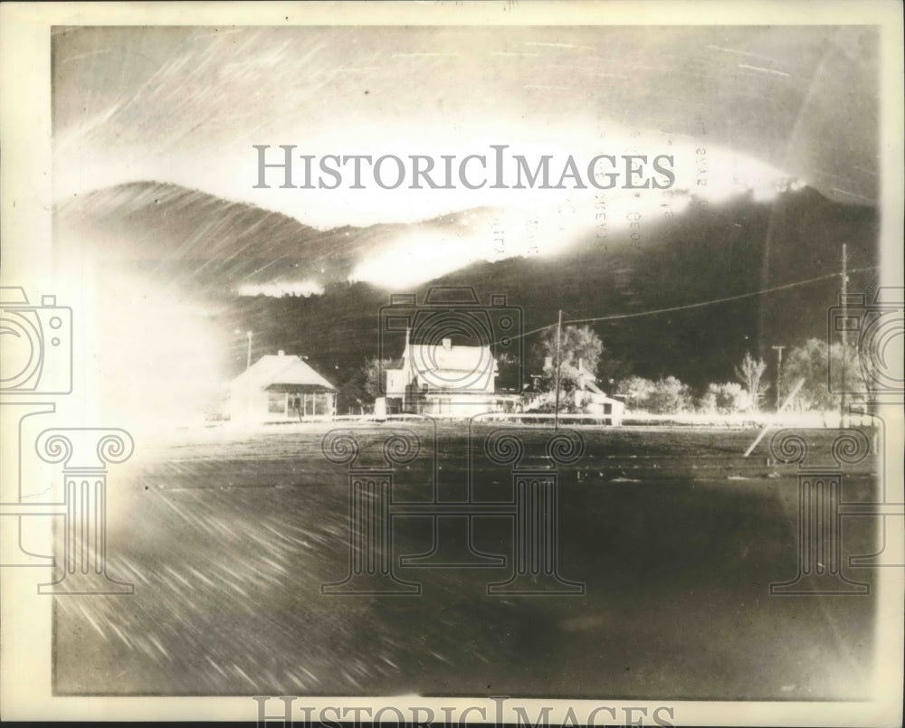 1943 Press Photo North Carolina-Buncombe County-Forest fire lights Carolina sky. - Historic Images