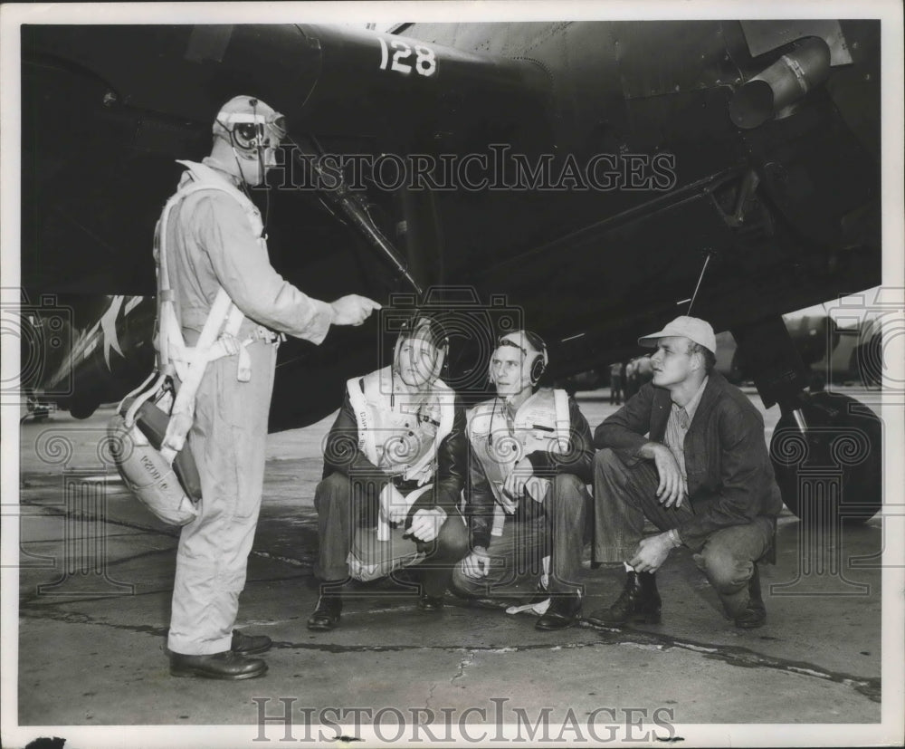 1951 Press Photo Alabama-Birmingham-Navy airmen receive last minute instruction. - Historic Images