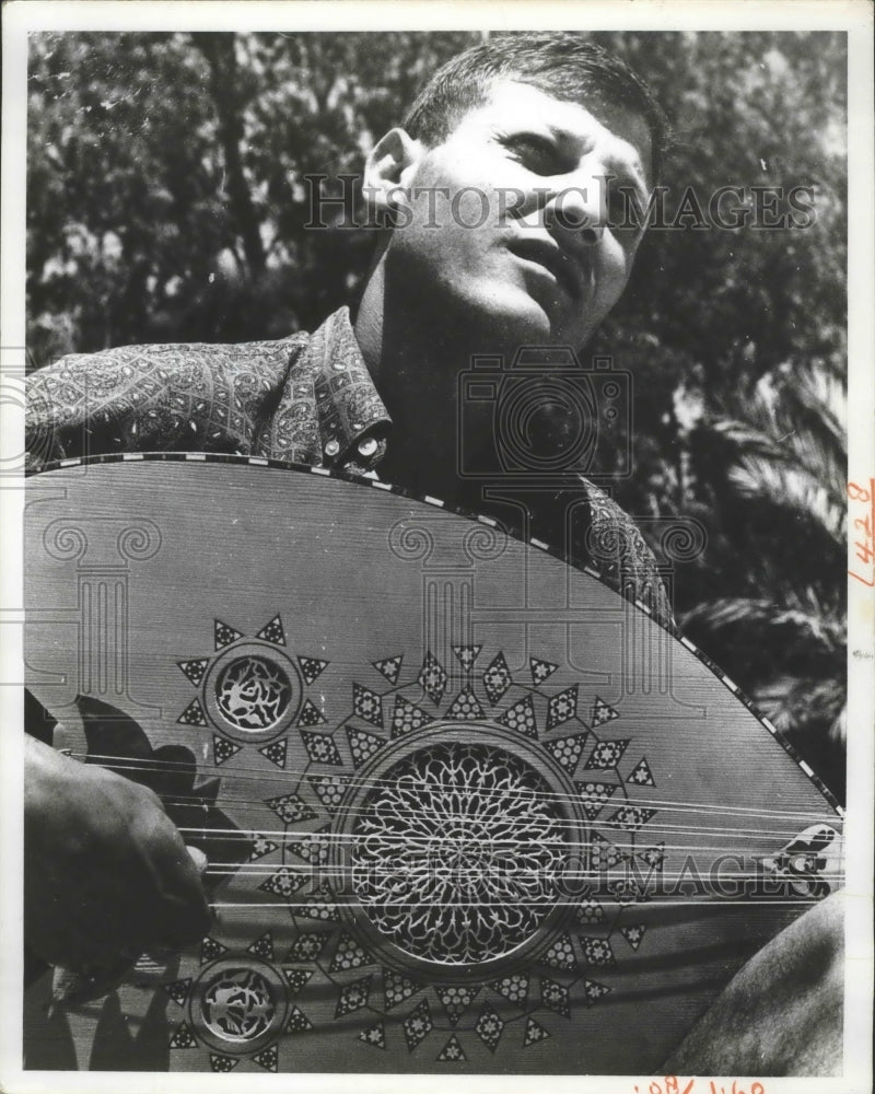 1968 Press Photo Jim Jacobson plays instrument- Middle East Holy Land Grand Tour - Historic Images