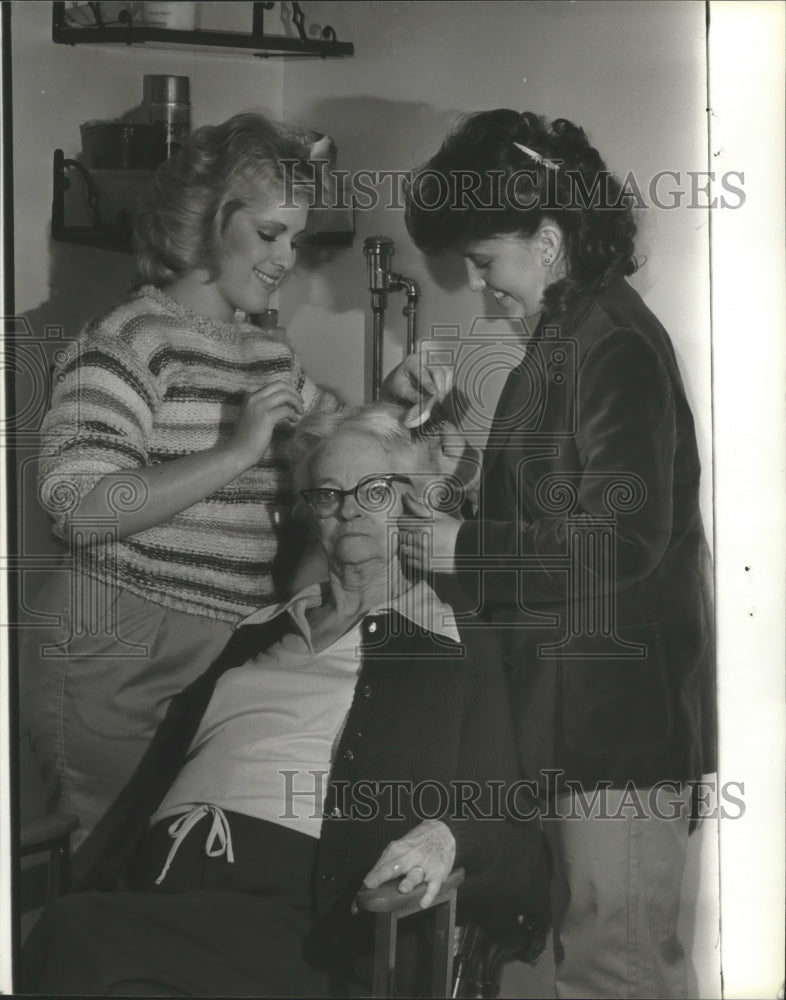 1980 Press Photo Alabama-Irondale-Students make resident pretty for party. - Historic Images