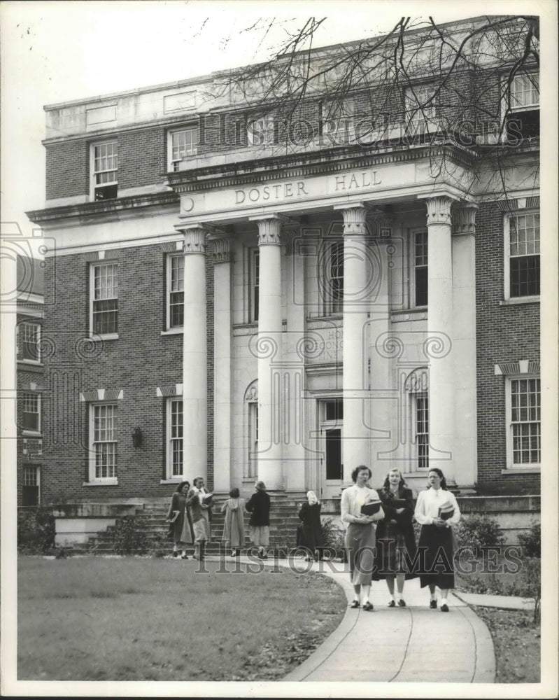 Press Photo Alabama-Students at University of Alabama walk near Doster Hall. - Historic Images