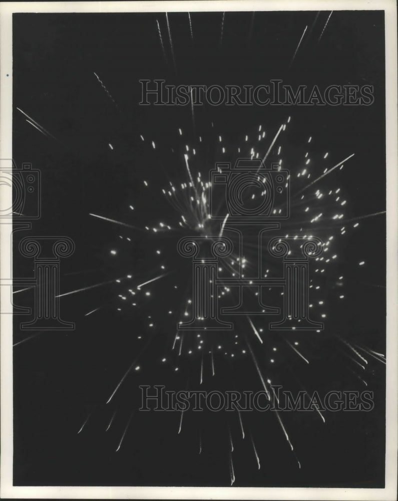 1965 Press Photo Alabama-Birmingham-Fireworks light up the sky. - Historic Images