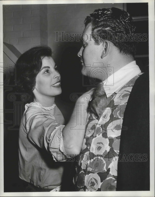 Press Photo Alabama -- Man and woman embracing - Historic Images