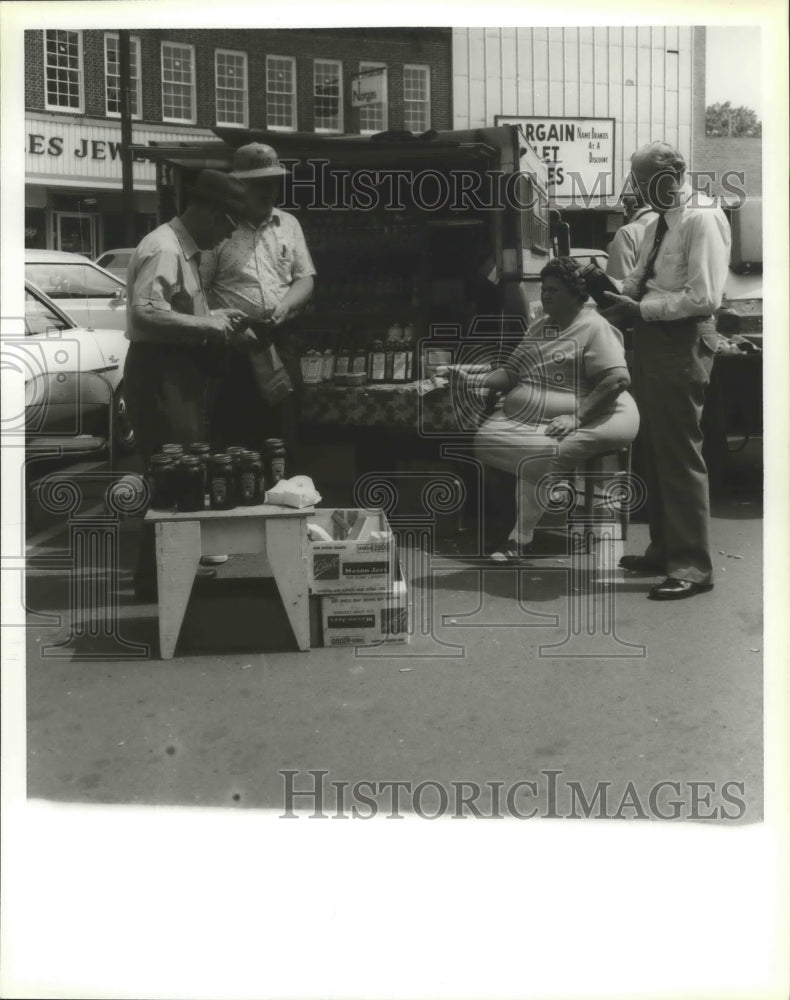 Press Photo Alabama-Scottsboro Trade Day-Robert Woolbright, (L) wife Edith. - Historic Images