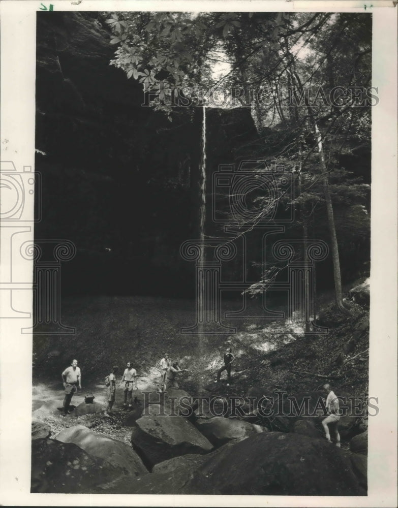 1985 Press Photo Alabama-Bankhead Forest-Hikers at Sipsey Wilderness waterfall. - Historic Images