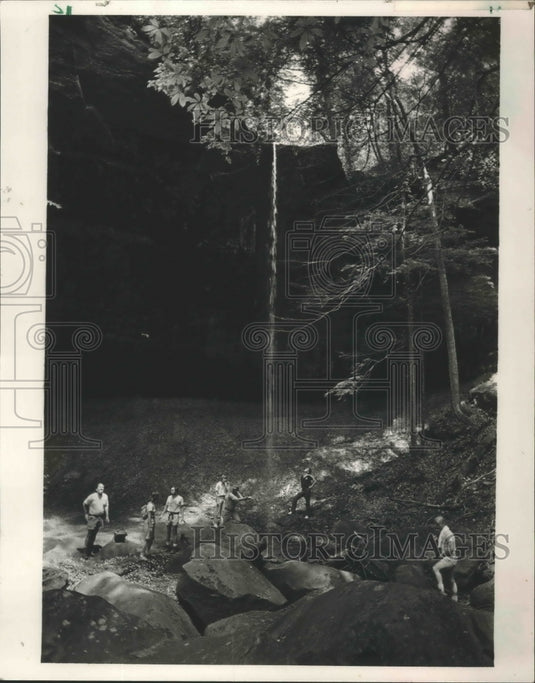 1985 Press Photo Alabama-Bankhead Forest-Hikers at Sipsey Wilderness waterfall. - Historic Images