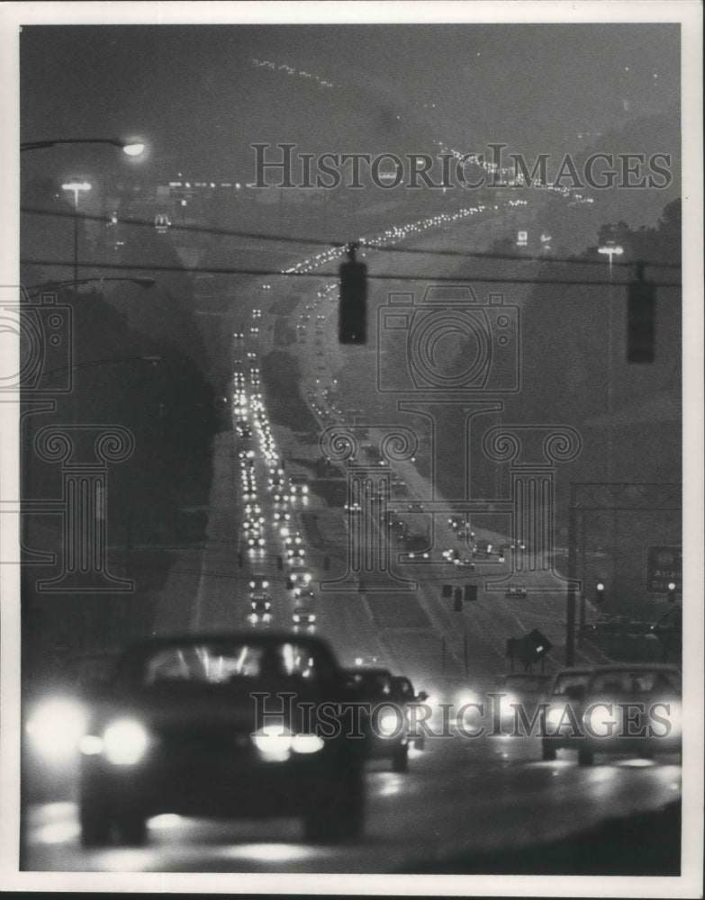 1990 Press Photo Alabama-Birmingham-Cars lined up in the rain on Highway 280. - Historic Images