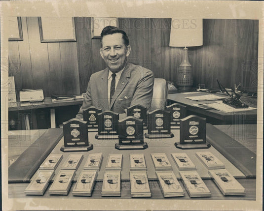 1965 St. Petersburg FL Police Chief Smith & Pistol Team Trophies Press Photo - Historic Images