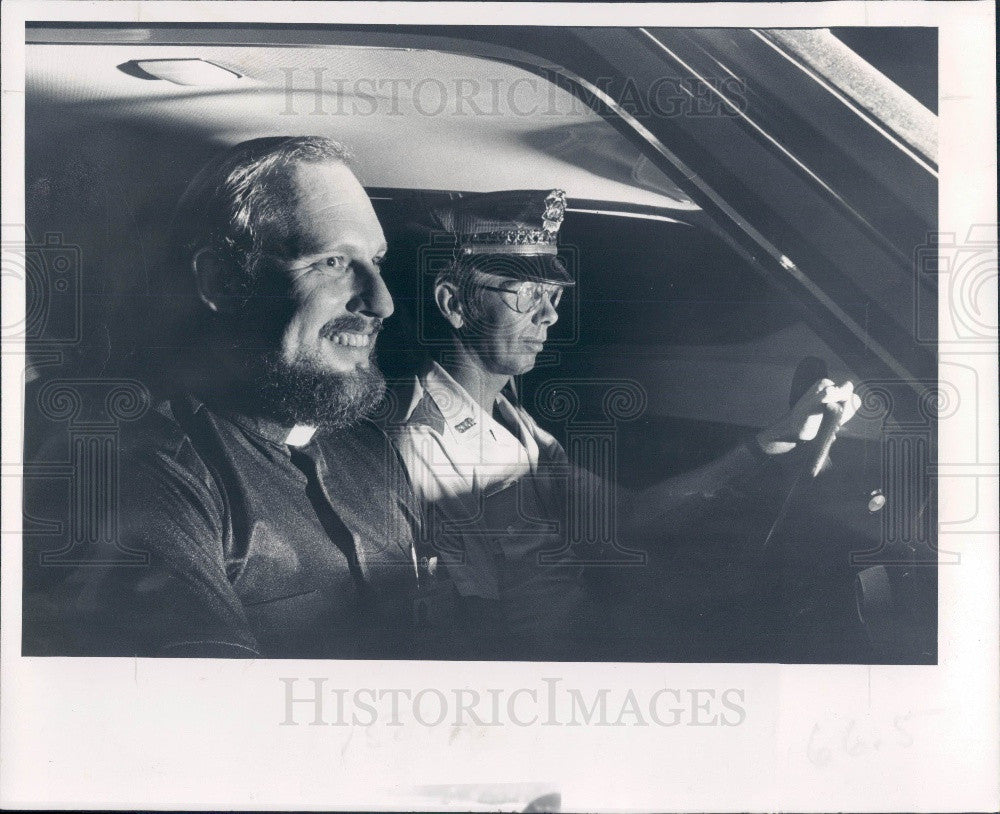 1977 St. Petersburg FL Police Chaplain Corps Rev Faeth/Sgt Stroemich Press Photo - Historic Images