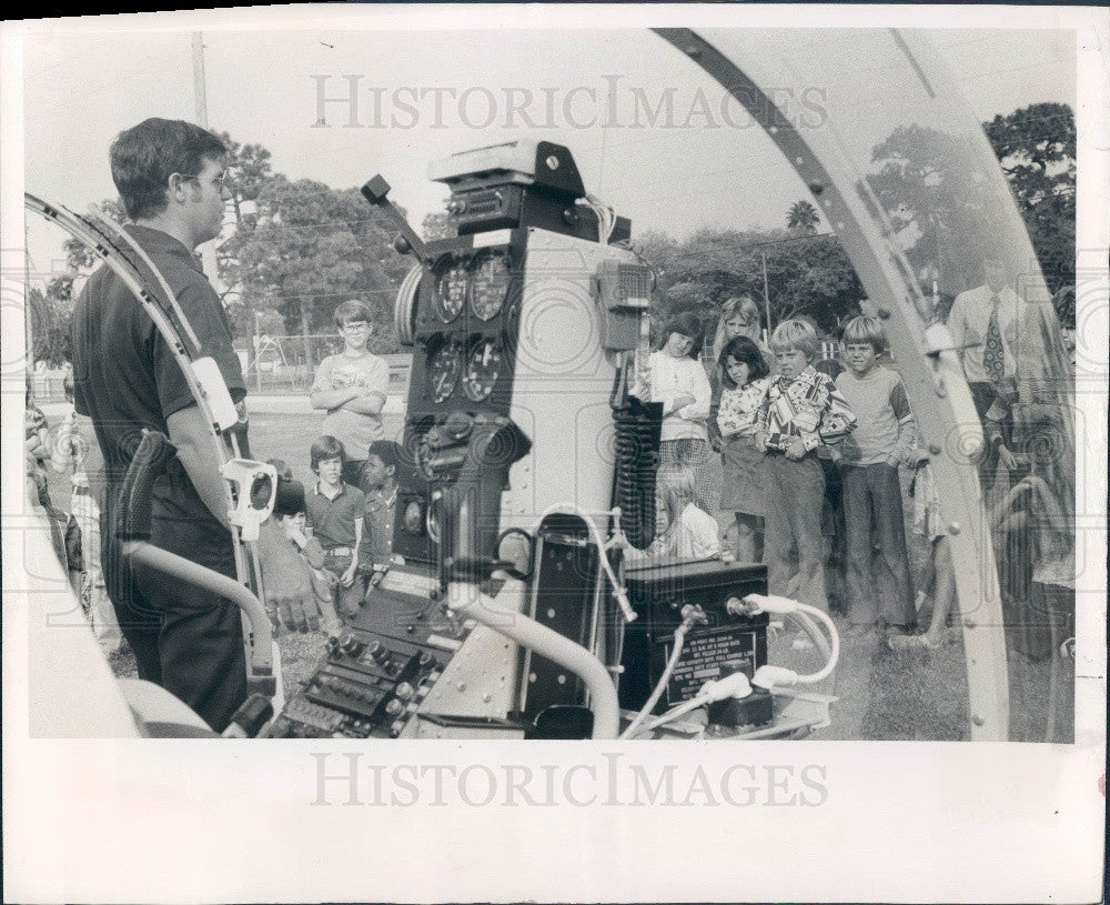 1977 St. Petersburg Florida Police Helicopter &amp; Officer Bob Brostek Press Photo - Historic Images