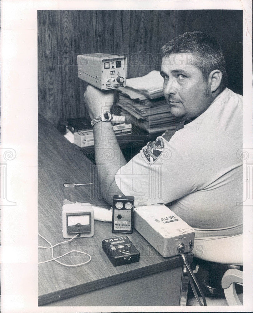 1976 St. Petersburg FL Police Officer Frank Kautsky &amp; Breathalyzer Press Photo - Historic Images