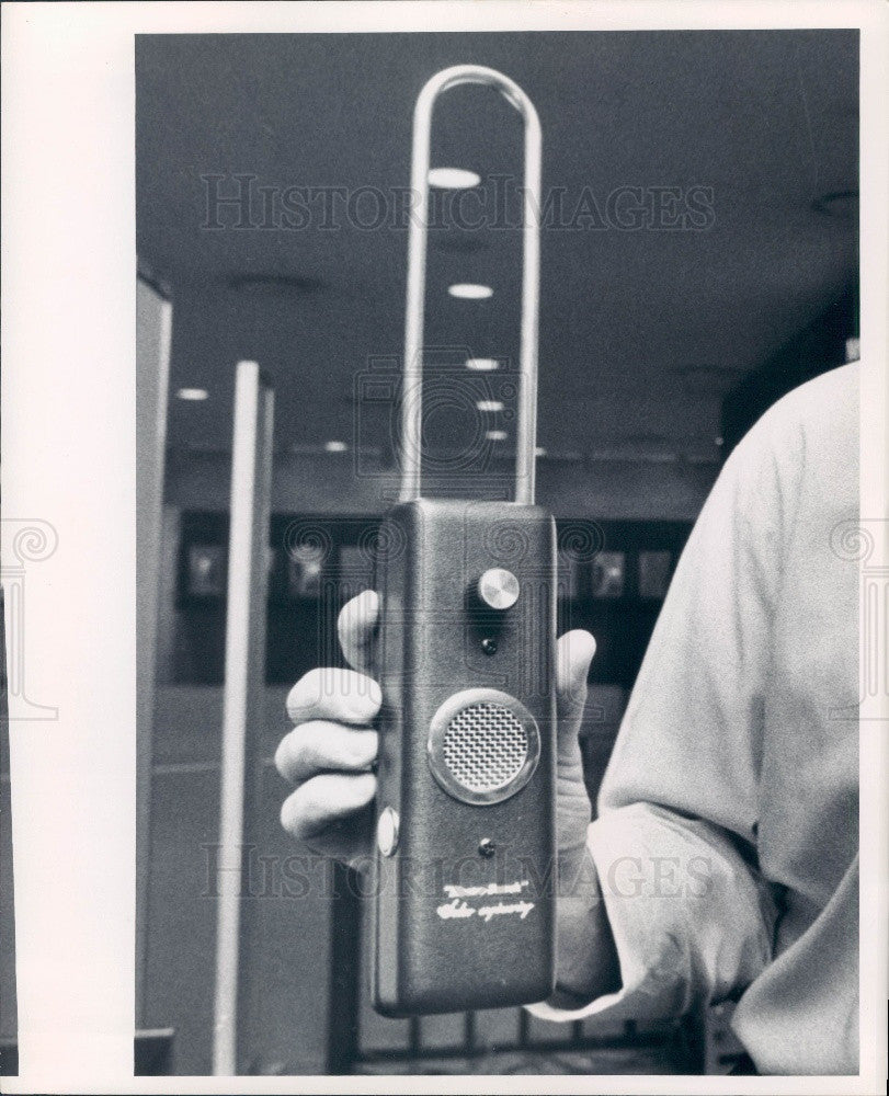 1973 St. Petersburg FL Police Portable Weapons Detections Device Press Photo - Historic Images