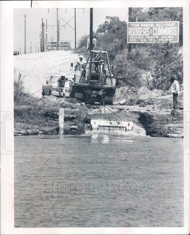 1977 Pasco County Florida Laying Pipeline Anclote River Press Photo - Historic Images