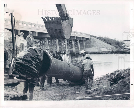 1977 Pasco County Florida Laying Pipeline Anclote River Press Photo - Historic Images