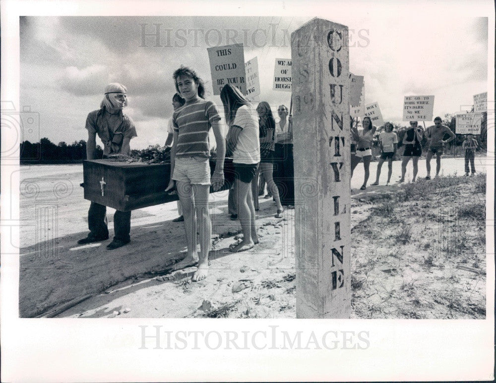 1975 Pasco County Florida Demonstration County Line Road Press Photo - Historic Images