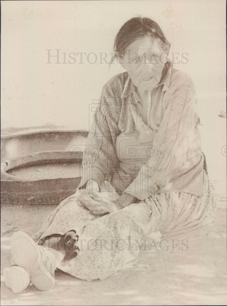 1970 Navajo Indian Reservation Arizona Grandmother Bayashee Press Photo - Historic Images