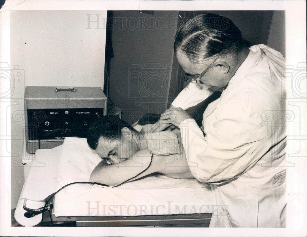 1961 FDA Demonstrates Worthless Medical Device Press Photo - Historic Images