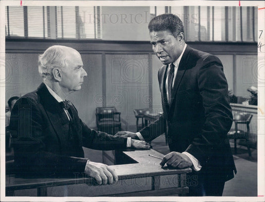 1964 Hollywood Actors Ossie Davis & Emlyn Williams Press Photo - Historic Images