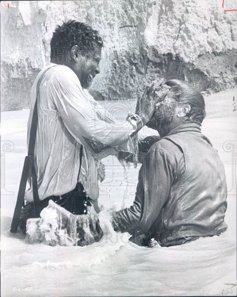 1968 Hollywood Actors Ossie Davis &amp; Burt Lancaster Press Photo - Historic Images