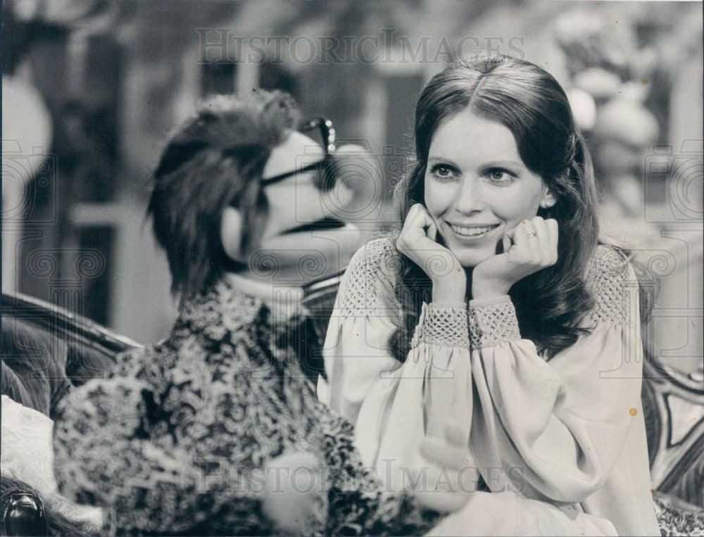 1974 Actress Mia Farrow with Muppet Wally Press Photo - Historic Images