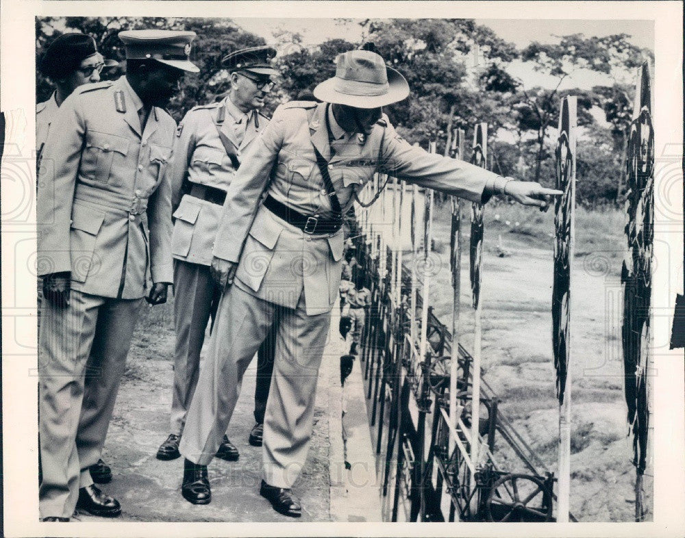 1965 Zambia President Kenneth Kaunda Tug Argan Army Camp Ndola Press Photo - Historic Images