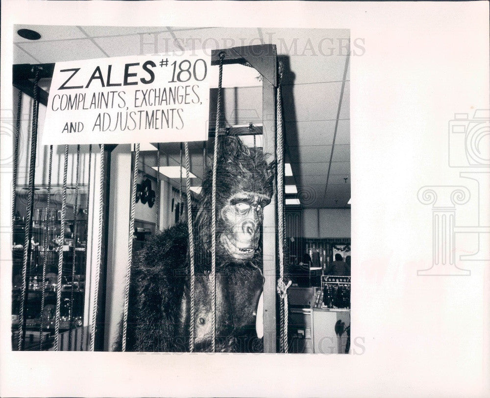 1972 St. Petersburg Florida Zale&#39;s Jewelers Complaint Department Press Photo - Historic Images
