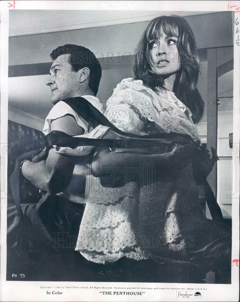 1968 Hollywood Actors Terence Morgan &amp; Suzy Kendall Press Photo - Historic Images