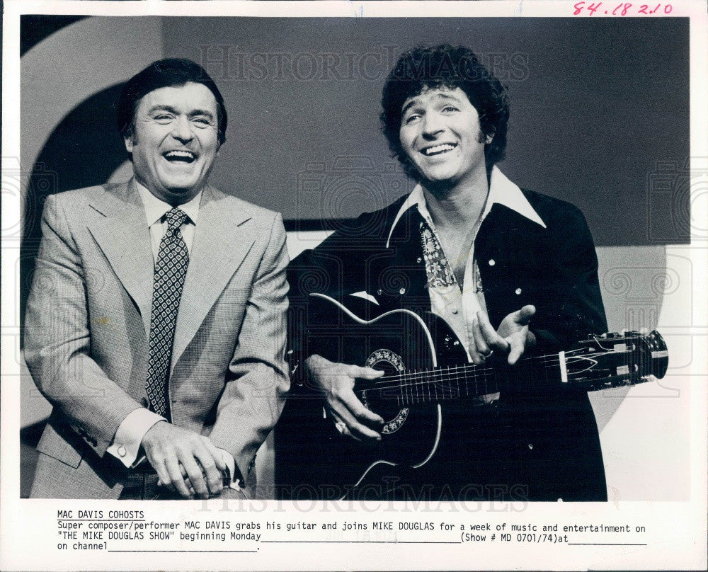 1974 Country Music Singer Mac Davis/Hollywood Actor Mike Douglas Press Photo - Historic Images