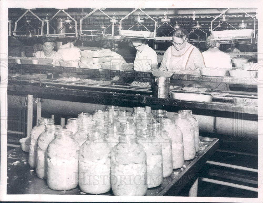 1956 St Petersburg Florida Hood &amp; Son&#39;s Packaging Fruit Press Photo - Historic Images