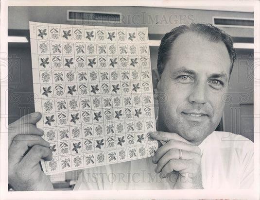 1964 St. Petersburg FL Postal Employee Vonderhaar & 1964 Xmas Stamps Press Photo - Historic Images