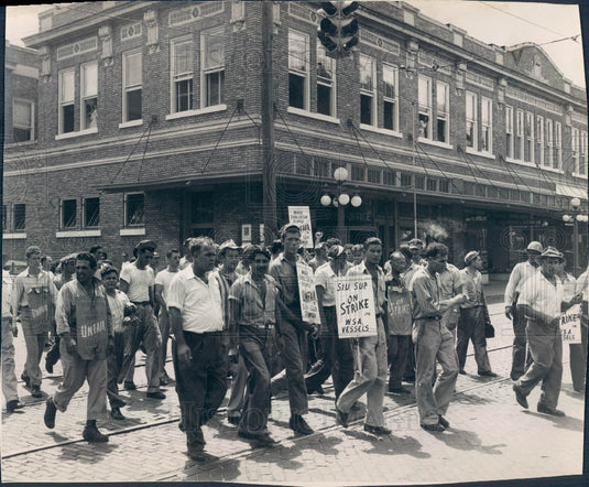 1946 Tampa Florida City Hall Striking Workers Press Photo - Historic Images