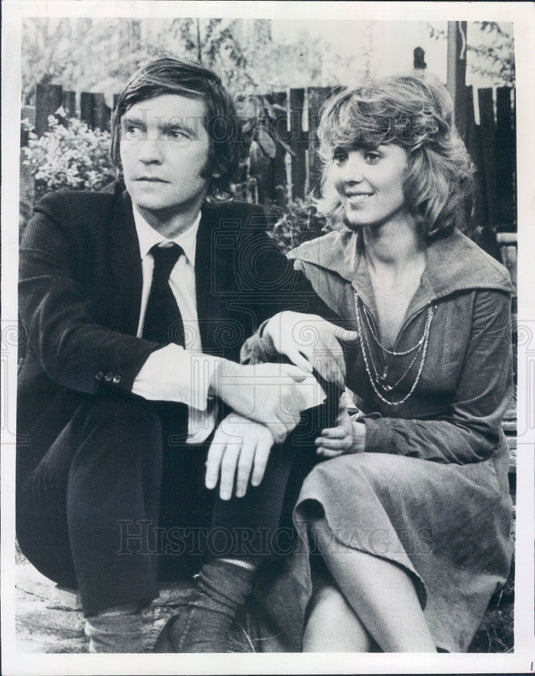 1976 Hollywood Actors Tom Courtenay & Cheryl Kennedy Press Photo - Historic Images