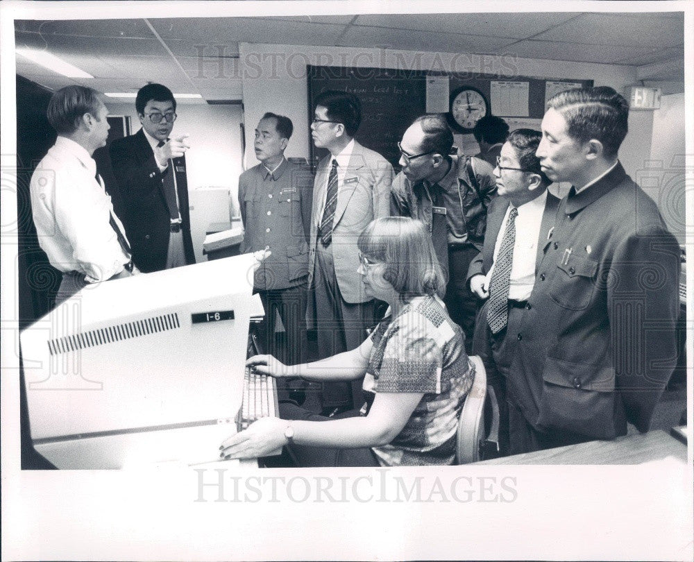 1982 China Journalists Touring Evening Independent Newspaper Press Photo - Historic Images