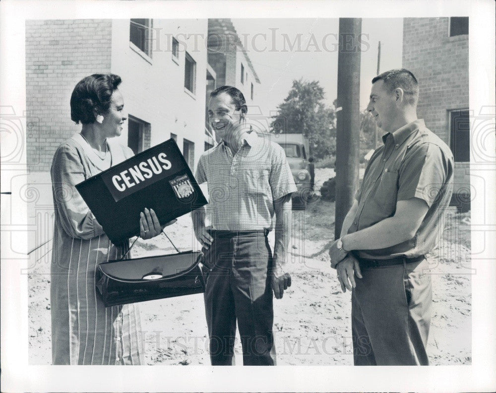 1968 US Census Taker Press Photo - Historic Images