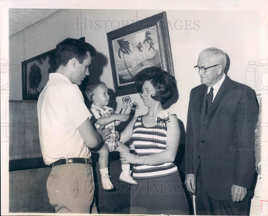 1969 New Port Richey Florida 20,000th Visitor & Wayne Cobb Press Photo - Historic Images