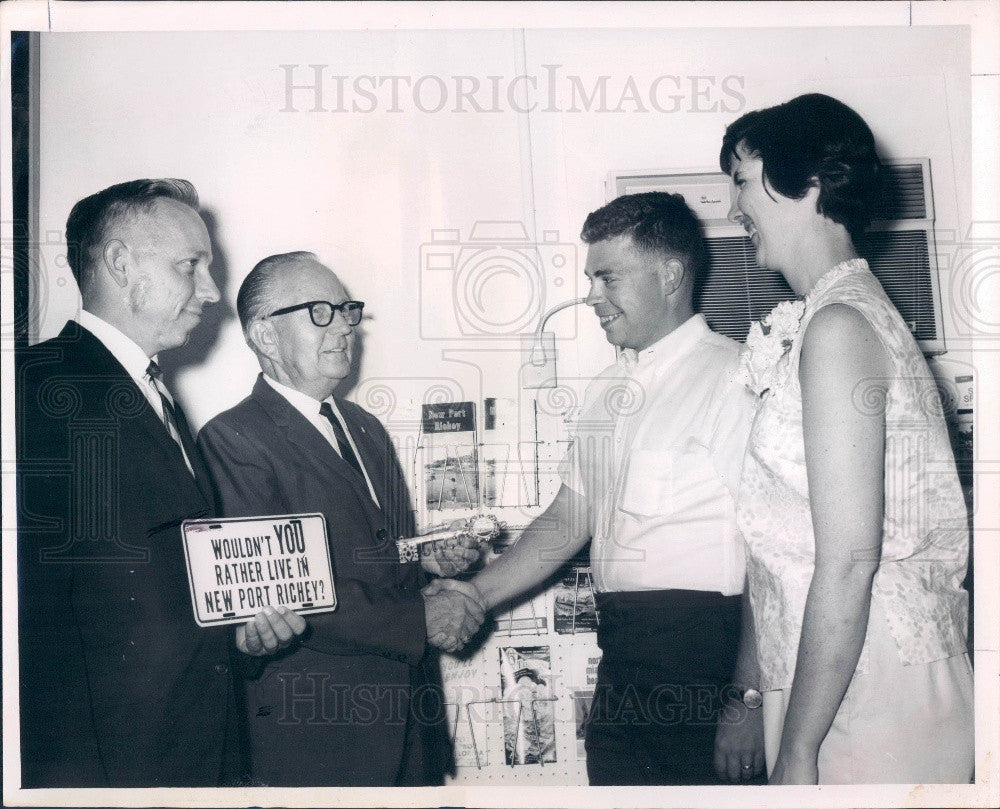 1966 New Port Richey FL 10,000th Visitor/Walter Burnett/Hugo Kovisto Press Photo - Historic Images